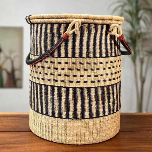 Laundry basket with lid