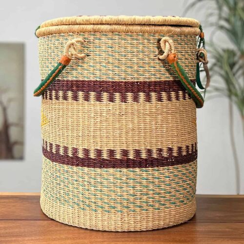 Laundry basket with lid